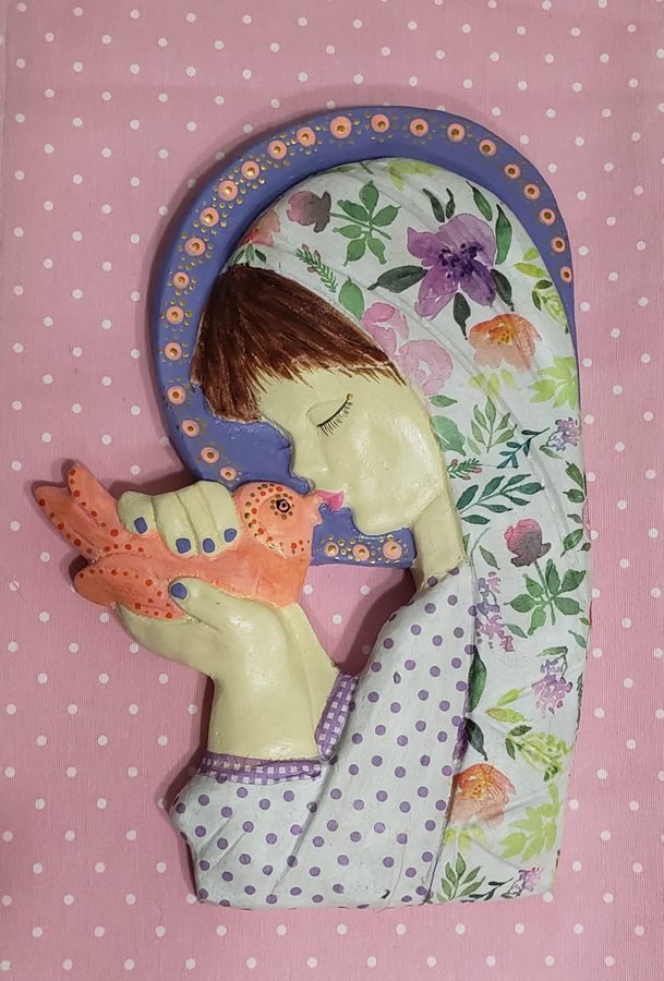 Cuadro tallado y pintado a mano de una Virgen sosteniendo una paloma, tono lila